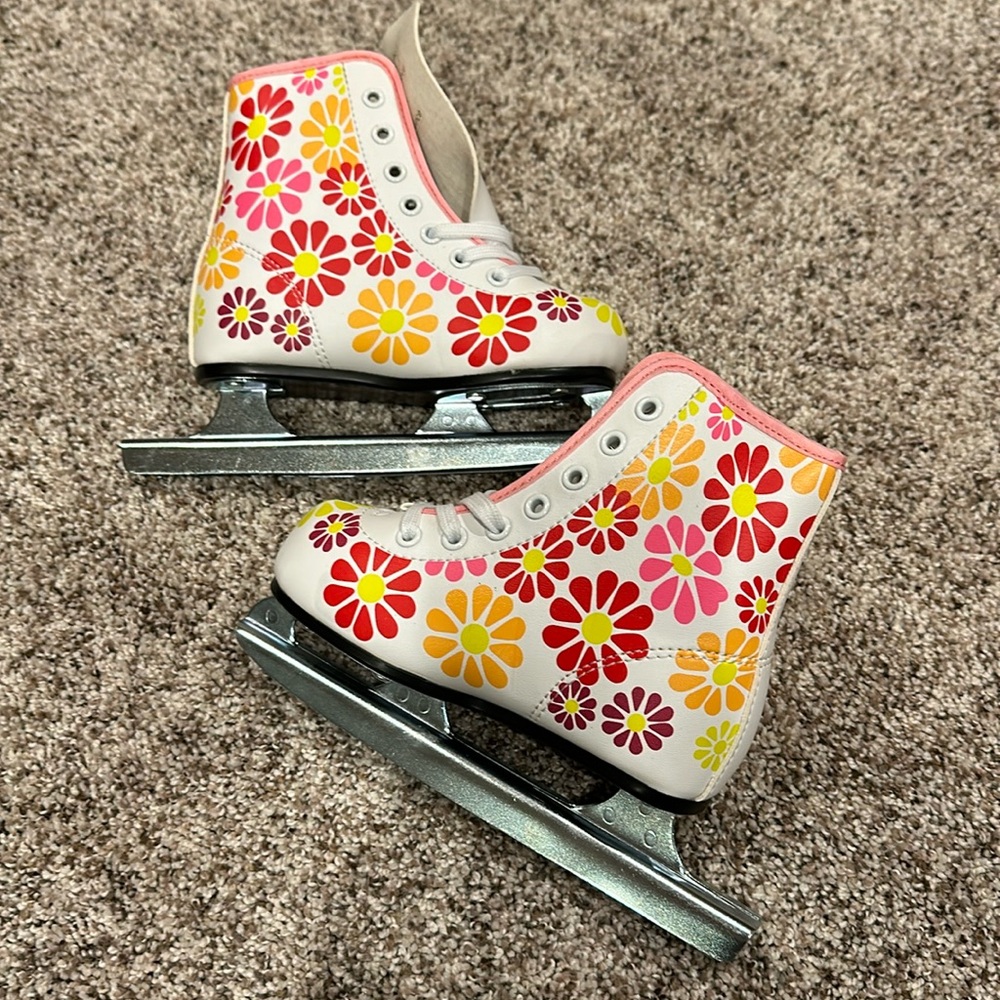 NWOT Little Kid Size 8 Training Ice Skates -never used-
